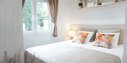 Luxuscamping - Preisniveau: moderat - Master-Bedroom mit Doopelbett 160 cm  x 200 cm, gute Matratzen - Dreiländer-Camping-u. Freizeitpark Gugel Dreiländer-Camping-u. Freizeitpark Gugel