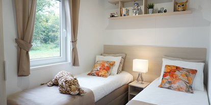 Luxuscamping - Preisniveau: moderat - Gemütliches Schlaf (Kinder) zimmer mit 2 Einzelbetten 70 x 200 cm - Dreiländer-Camping-u. Freizeitpark Gugel Dreiländer-Camping-u. Freizeitpark Gugel