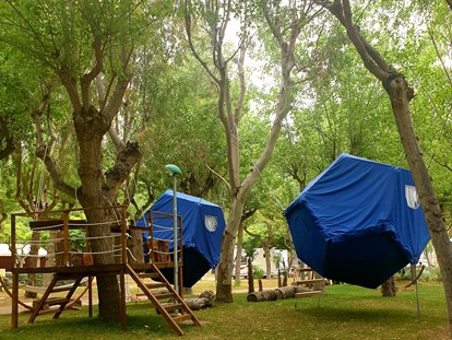 Luxury camping - Parkplatz bei Unterkunft - Adria - Eurcamping Tree Tent Syrah auf Eurcamping