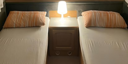 Luxuscamping - getrennte Schlafbereiche - Cavallino - Einzelbetten - camping-in-venedig.de -WMC BUSCHMANN wohnen-mieten-campen at Union Lido Deluxe Caravan mit Einzelbett / Dusche