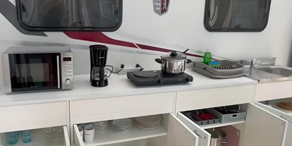 Luxuscamping - Venetien - Vorzelt Küche Ausstattung - camping-in-venedig.de -WMC BUSCHMANN wohnen-mieten-campen at Union Lido Deluxe Caravan mit Doppelbett / Dusche