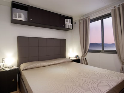 Luxuscamping - Mobilheim Next - Schlafzimmer mit Ehebett - Camping dei Fiori  Mobilheim Superior Next auf Camping dei Fiori 