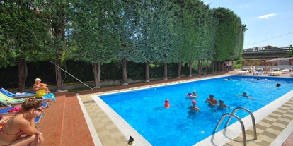 Luxuscamping - getrennte Schlafbereiche - Mittelmeer - Campingplatz-Schwimmbad - Camping dei Fiori  Mobilheim Superior Next auf Camping dei Fiori 