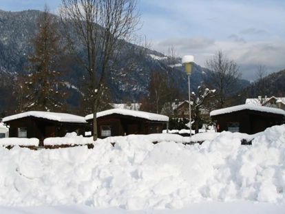 Luxury camping - Kochmöglichkeit - Austria - Chalets im Winter - Camping Brunner am See Chalets auf Camping Brunner am See