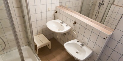 Luxuscamping - WC - Chalet Privatbadezimmer im Sanitärgebäude des Campingplatzes - Camping Brunner am See Chalets auf Camping Brunner am See