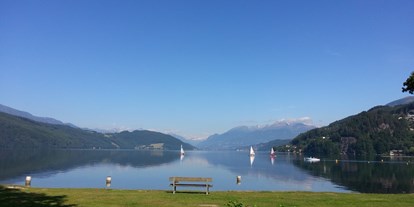 Luxuscamping - Kärnten - Liegewiese von Camping Brunner - Camping Brunner am See Chalets auf Camping Brunner am See