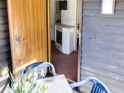 Luxury camping - Kochmöglichkeit - Chalet Eingangsbereich mit kleiner Terrasse - Camping Brunner am See Chalets auf Camping Brunner am See