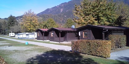Luxuscamping - Art der Unterkunft: Mobilheim - Chalets Außenansicht - Herbst - Camping Brunner am See Chalets auf Camping Brunner am See