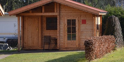 Luxuscamping - Gartenmöbel - Lüneburger Heide - Hütte Rot  - Camping Zum Oertzewinkel Hütten auf Camping Zum Oertzewinkel