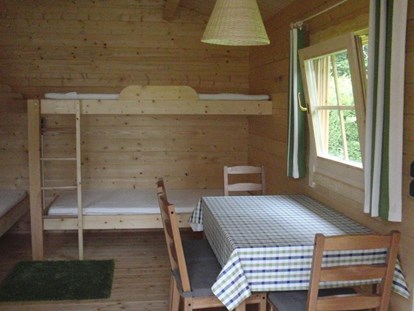 Luxury camping - Heizung - Lower Saxony - Hütte grün - Innenansicht - Camping Zum Oertzewinkel Hütten auf Camping Zum Oertzewinkel
