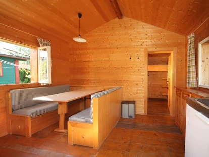 Luxury camping - Kochmöglichkeit - Austria - Wohnraum mit Sitzecke, getrennter Schlafraum hinten, 2-4 Pers. - Grubhof Campinghäuschen auf Grubhof