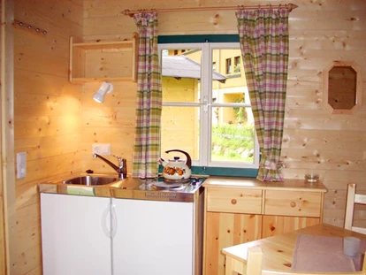 Luxuscamping - getrennte Schlafbereiche - 2 Kochplatten, Spüle und Kühlschrank - Grubhof Campinghäuschen auf Grubhof