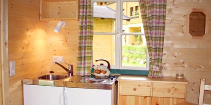 Luxuscamping - Gartenmöbel - PLZ 5092 (Österreich) - 2 Kochplatten, Spüle und Kühlschrank - Grubhof Campinghäuschen auf Grubhof