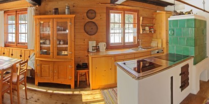 Luxuscamping - Art der Unterkunft: Bungalow - Pinzgau - gemütliche Stube mit vollausgestatteter Küche - Grubhof Almhütte Scheffsnother Stube im Almdorf Grubhof
