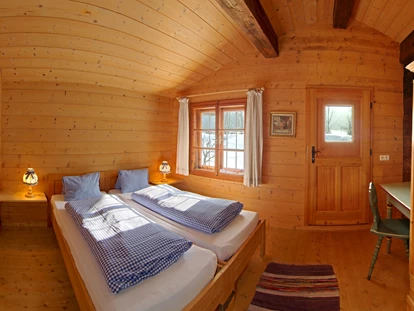 Luxury camping - getrennte Schlafbereiche - kuscheliges Schlafzimmer Scheffsnother Stube - Grubhof Almhütte Scheffsnother Stube im Almdorf Grubhof