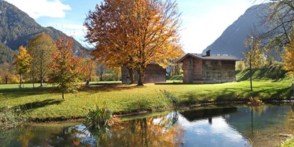 Luxuscamping - Gartenmöbel - PLZ 5092 (Österreich) - Herbst im Almdorf am Grubhof - Grubhof Almhütte Scheffsnother Stube im Almdorf Grubhof