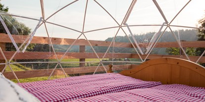 Luxuscamping - Gartenmöbel - Schweiz - Lebenshof im Emmental Adventurly Bubble-Suite auf Lebenshof im Emmental
