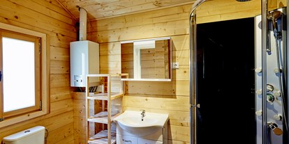 Luxuscamping - PLZ 6531 (Österreich) - Badezimmer mit Dusche und WC - Camping Dreiländereck in Tirol Blockhütte Bergzauber Camping Dreiländereck Tirol