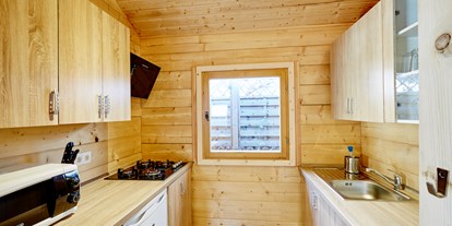 Luxuscamping - Tiroler Oberland - Küche mit Vollausstattung - Camping Dreiländereck in Tirol Blockhütte Bergzauber Camping Dreiländereck Tirol