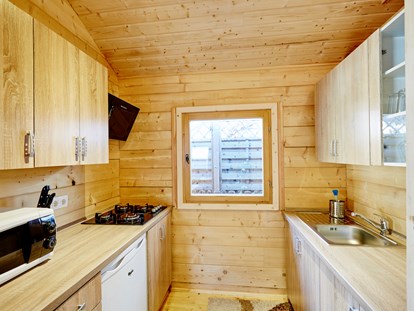 Luxury camping - Küche mit Vollausstattung - Camping Dreiländereck in Tirol Blockhütte Bergzauber Camping Dreiländereck Tirol