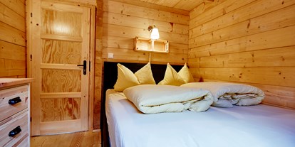 Luxuscamping - Schlafzimmer mit Doppelbett - Camping Dreiländereck in Tirol Blockhütte Bergzauber Camping Dreiländereck Tirol
