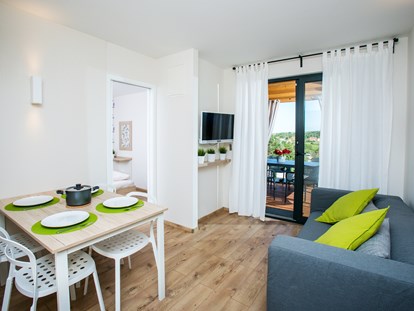 Luxury camping - TV - Croatia - Wohnzimmer und Küche - Plitvice Holiday Resort Mobilheime auf Plitvice Holiday Resort