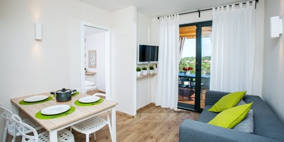 Luxuscamping - Terrasse - Kvarner - Wohnzimmer und Küche - Plitvice Holiday Resort Mobilheime auf Plitvice Holiday Resort