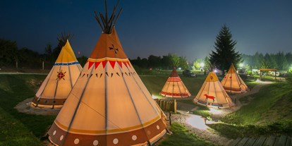 Luxuscamping - Rakovica, Plitvicka Jezera - Tipi Zelten bei Nacht - Plitvice Holiday Resort Tipis auf Plitvice Holiday Resort