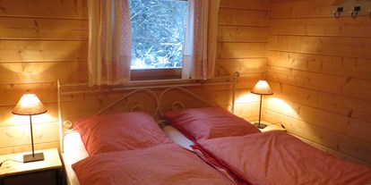 Luxuscamping - Kühlschrank - Deutschland - Landhaus - Schlafzimmer mit Doppelbett - Camping Langenwald Blockhäuser auf Camping Langenwald