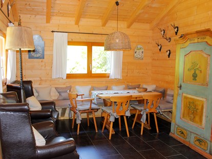 Luxury camping - Jagdhütte - Wohnküche - Camping Langenwald Blockhäuser auf Camping Langenwald
