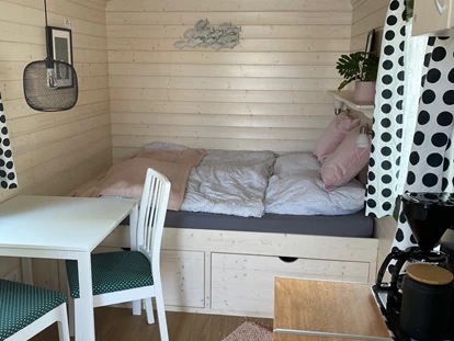 Luxuscamping - getrennte Schlafbereiche - Schäferwagen von innen - Camping Stover Strand Camping Stover Strand
