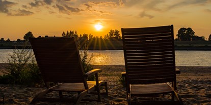 Luxuscamping - Sonnenliegen - Niedersachsen - Abendstimmung an der Elbe - Camping Stover Strand Camping Stover Strand
