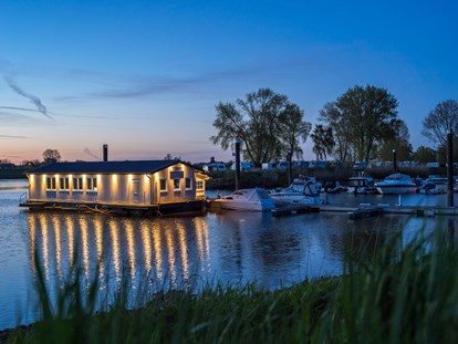 Luxuscamping - Art der Unterkunft: Zirkuswagen/Schäferwagen - Flusslandschaft Elbe - Restaurant auf dem Hausboot UnsinkBar - Camping Stover Strand Camping Stover Strand