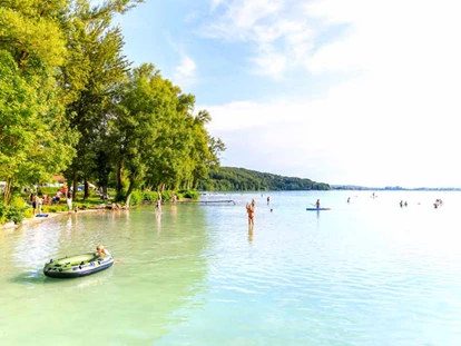 Luxury camping - Preisniveau: günstig - PLZ 82229 (Deutschland) - Badespaß am Campingplatz Pilsensee - Pilsensee in Bayern Schlaffass direkt am Pilsensee in Bayern