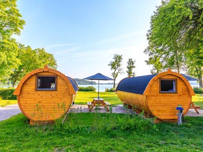 Luxury camping - Oberbayern - Familien-Schlaffass am Campingplatz Pilsensee - Pilsensee in Bayern Schlaffass direkt am Pilsensee in Bayern