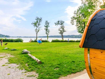 Luxury camping - Preisniveau: günstig - PLZ 82229 (Deutschland) - Übernachten im Fass direkt am See am Campingplatz Pilsensee - Pilsensee in Bayern Schlaffass direkt am Pilsensee in Bayern