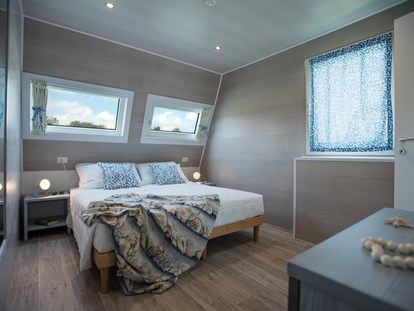 Luxury camping - Parkplatz bei Unterkunft - Italy - Schlafzimmer mit Doppelbett - Marina Azzurra Resort Marina Azzurra Resort