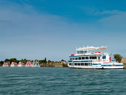 Luxury camping - Dusche - Venedig - Clubhouse Emerald River: Restaurant und Ausflüge - Marina Azzurra Resort Marina Azzurra Resort