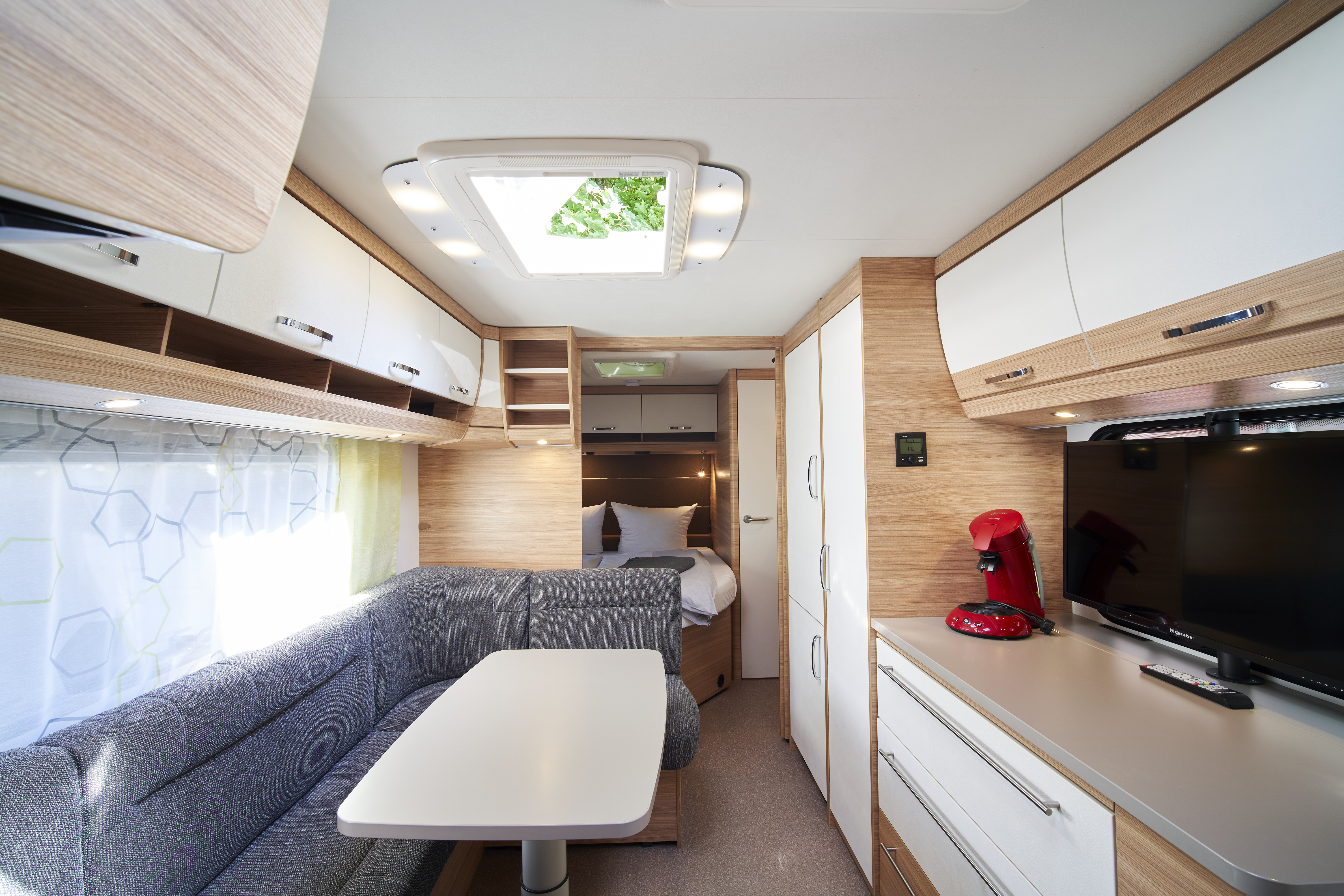 Luxuscamping: Innenansicht Luxusmietwohnwagen mit gehobener Ausstattung - Kirchzarten / Schwarzwald: Luxuswohnwagen Premium in Kirchzarten / Schwarzwald