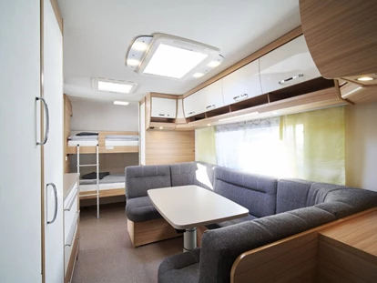 Luxury camping - Innenansicht Etagenbetten und Sitzecke, diese kann zu einem weiteren Doppelbett umgebaut werden - Kirchzarten / Schwarzwald Luxuswohnwagen Premium in Kirchzarten / Schwarzwald