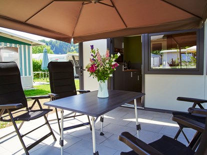 Luxuscamping - Art der Unterkunft: Campingfahrzeug - geräumige, sonnige Terrasse mit Gartenmöbeln und Sonnenschirm - Kirchzarten / Schwarzwald Luxuswohnwagen Premium in Kirchzarten / Schwarzwald