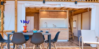 Luxuscamping - Gartenmöbel - Mali Losinj - Küche mit Wohnzimmer - Camping Cikat Glamping Zelt Typ Family Premium auf Camping Čikat