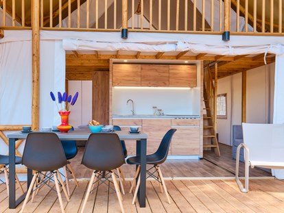 Luxuscamping - Terrasse - Cres - Lošinj - Küche mit Wohnzimmer - Camping Cikat Glamping Zelt Typ Family Premium auf Camping Čikat
