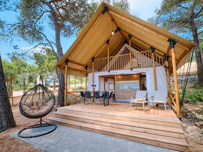 Luxury camping - Parkplatz bei Unterkunft - Croatia - Terrasse - Camping Cikat Glamping Zelt Typ Family Premium auf Camping Čikat