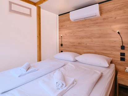 Luxury camping - getrennte Schlafbereiche - Schlafzimmer mit Doppelbett - Camping Cikat Glamping Zelt Typ Family Premium auf Camping Čikat