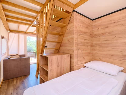 Luxuscamping - getrennte Schlafbereiche - Schlafzimmer mit 2 Einzelbetten - Camping Cikat Glamping Zelt Typ Family Premium auf Camping Čikat