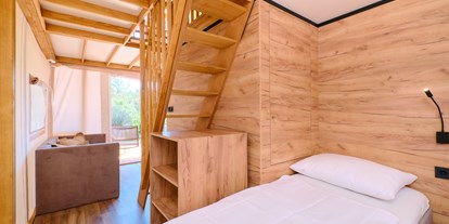 Luxuscamping - Gartenmöbel - Mali Losinj - Schlafzimmer mit 2 Einzelbetten - Camping Cikat Glamping Zelt Typ Family Premium auf Camping Čikat