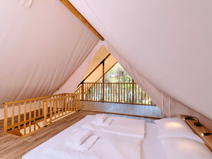 Luxury camping - getrennte Schlafbereiche - Schlafzimmer im 1. Stock - Camping Cikat Glamping Zelt Typ Family Premium auf Camping Čikat