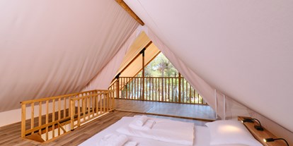 Luxuscamping - Gartenmöbel - Mali Losinj - Schlafzimmer im 1. Stock - Camping Cikat Glamping Zelt Typ Family Premium auf Camping Čikat