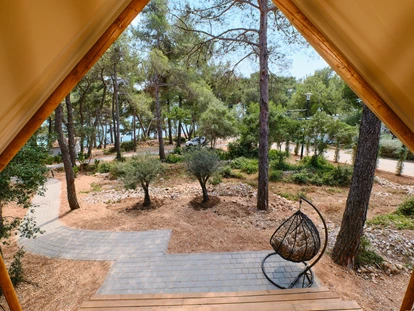 Luxury camping - getrennte Schlafbereiche - Ausblick - Camping Cikat Glamping Zelt Typ Family Premium auf Camping Čikat